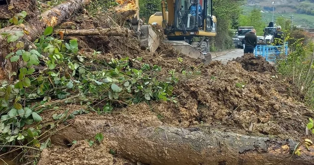 Trabzon da heyelan; mahalle yolu ulaşıma kapandı Trabzon Haberleri