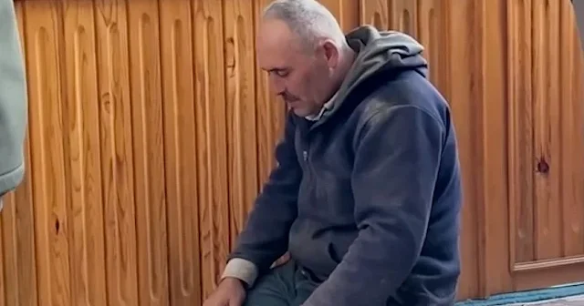 İnşaat işçisinden örnek davranış: Camiyi kirletmemek için nalburdan aldığı malzemenin üzerinde namazını kıldı VİDEO İZLE