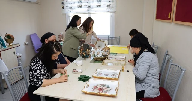 Sessizliğini sanatla aştı: İşitme engelli Sinem in başarı hikayesi Mersin Haberleri