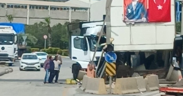Osmaniye de kontrolden çıkan tır gişeye çarptı: 1 yaralı Osmaniye Haberleri