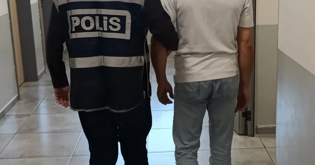 Kendisini polis ve savcı olarak tanıtıp 3 milyon 300 bin liralık vurgun yaptı İl dışında yakalanan şüpheli, çıkarıldığı mahkemece tutuklandı Antalya Haberleri
