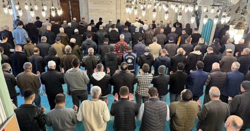 Cuma namazı saati 24 Nisan 2026: Öğle namazı vakti kaçta? Diyanete göre bugün İstanbul, Ankara, İzmir de cuma namazı saat kaçta kılınacak?