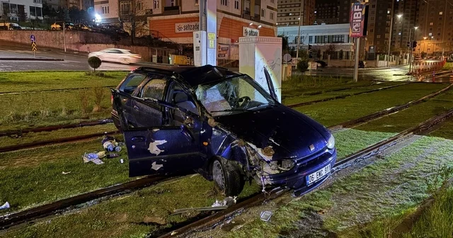 Tramvay yoluna giren otomobil direğe çarparak durabildi: 1 yaralı Kayseri Haberleri