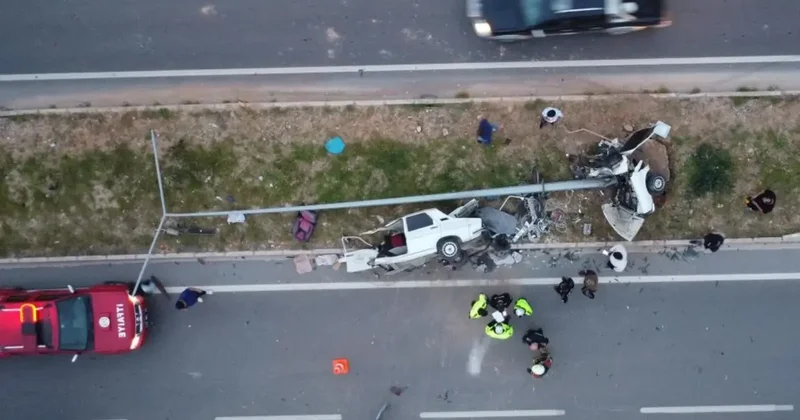 Mersin de feci kaza: Otomobil ikiye bölündü, 4 kişi yaralandı