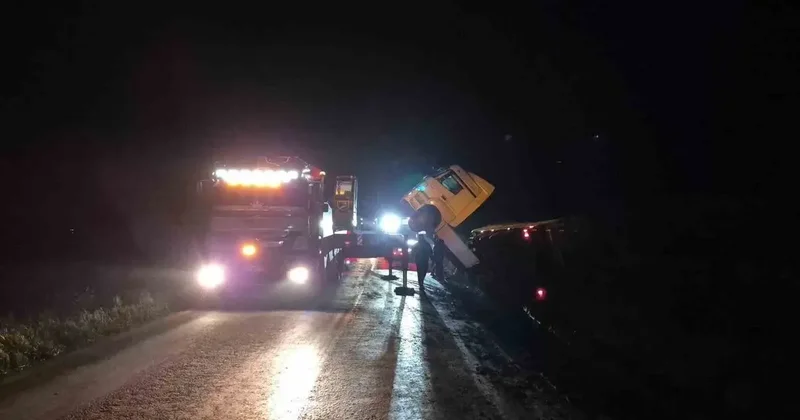 Bilecik’te devrilen tır trafiği olumsuz etkiledi