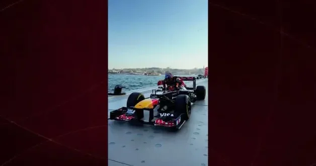 Formula 1 pilotu Tsunoda’dan İstanbul’da simit keyfi