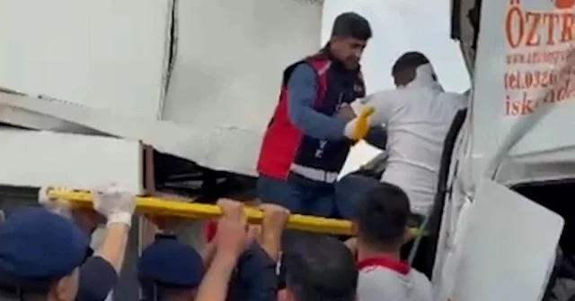 Osmaniye de gişe kabinine çarpan tırın sürücüsü yaralandı VİDEO İZLE