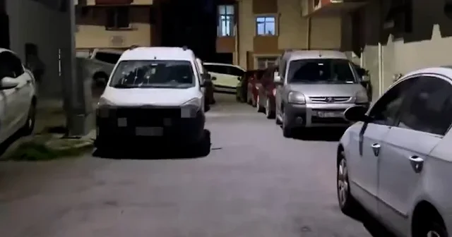 İstanbul’da park krizi büyüyor: Yer bulamayanlar aracını yol ortasına bırakıyor VİDEO İZLE
