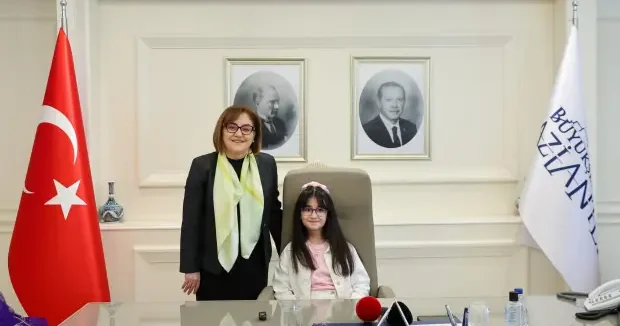 Gaziantep haberleri Başkan Şahin makamını 4 üncü sınıf öğrencisi Beren e bıraktı 24 Nisan 2026