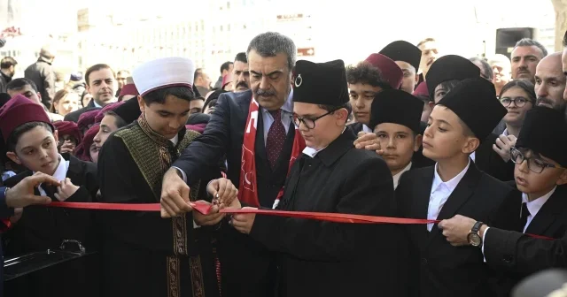 Öğrenciler 1. TBMM yi dualarla açtı VİDEO İZLE