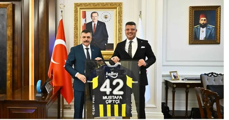 Sadettin Saran ın ziyareti sonrası ortaya çıktı: Bakan makam odasına Abdülhamid tablosu astı Sözcü Gazetesi