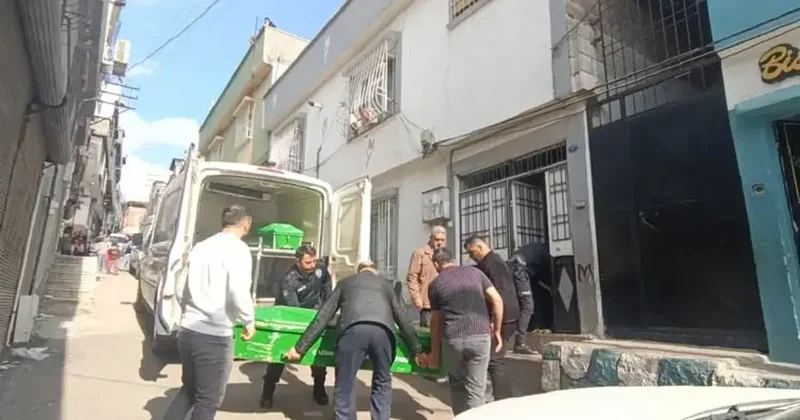 Babasını boynundan bıçaklayarak öldüren 14 yaşındaki kız karakola teslim oldu