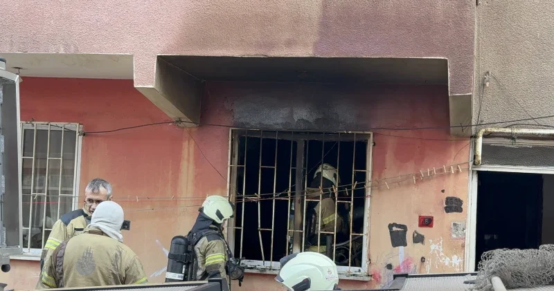 Tuzla’da panik anları: 3 katlı binanın girişinde çıkan yangın söndürüldü İstanbul Haberleri