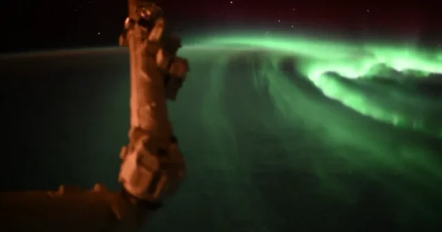 Astronotların kaydettiği görüntülerde kutup ışıkları Dünya’yı baştan sona saran dev bir ışık dalgasına dönüştü VİDEO İZLE