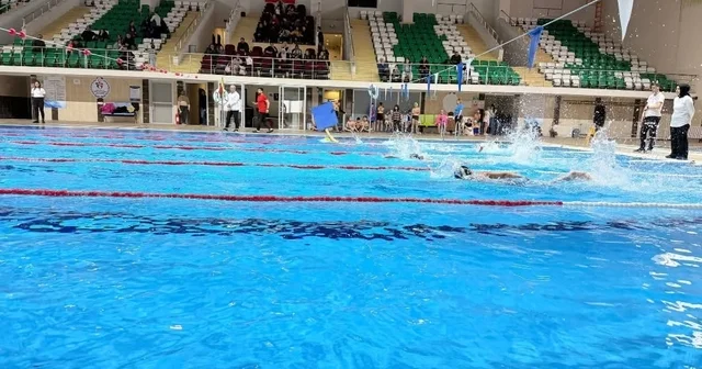 Kars ta yüzme şöleni: Minik sporcular yarı final biletini aldı Kars Haberleri