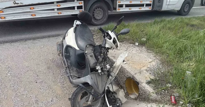 Yoldan çıkan motosikletten düşen 1’i çocuk 3 kişi yaralandı