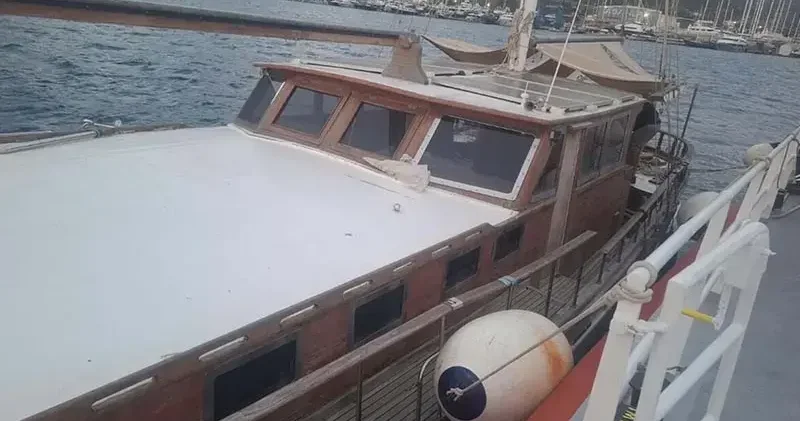 Su alan içinde 3 kişinin bulunduğu tekne, kurtarıldı