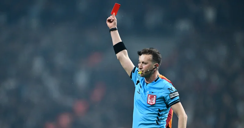 Derbide kartlar havada uçuşuyor!