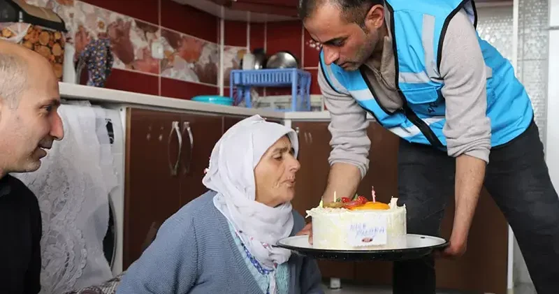 Yalnız yaşayan 75 yaşındaki kadına doğum günü sürprizi