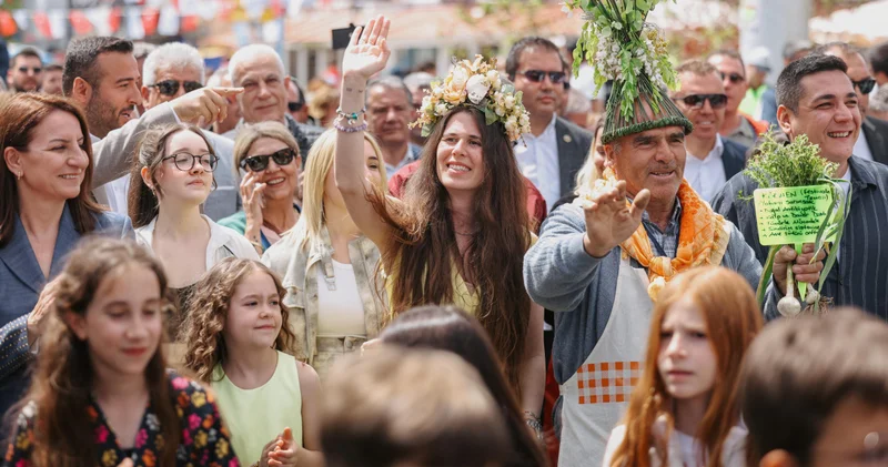 Uluslararası Alaçatı Ot Festivali’nden renkli kortej