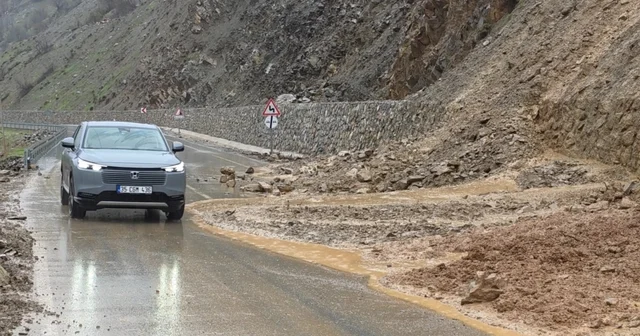 Hizan Bahçesaray yoluna dökülen çamur ve kayalar temizlendi Van Haberleri