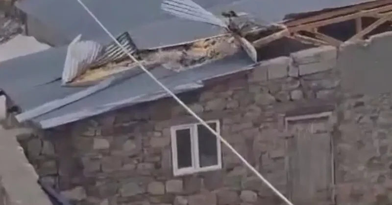 Kars ta kuvvetli rüzgar çatıları uçurdu