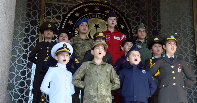 Çocukların seslendirdiği Vatan Marşı Türk ordusunun görkemli sahneleriyle birleşti VİDEO İZLE