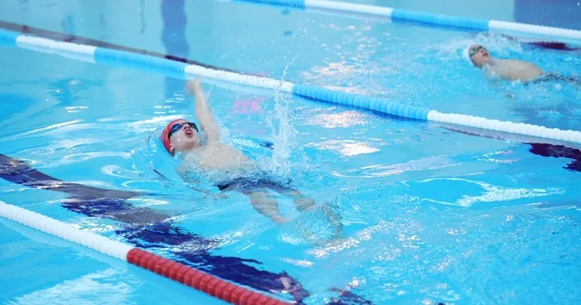 Osmangazi Yüzme Şenliği nde kazananlar kupalarını aldı Bursa Haberleri