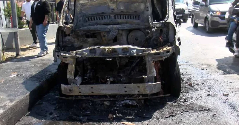 Üç dakika içinde araç tamamen yandı! Şoför son anda araçtan indi