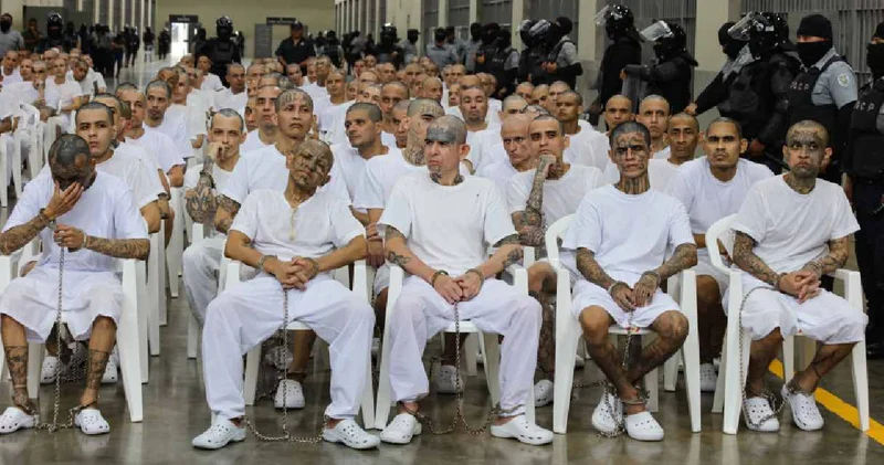 Yüzleri dövme ile kaplı! El Salvador u kana bulayan çete hakim karşısına böyle çıktı