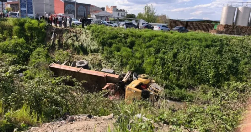 Bursa da freni patlayan vinç dereye uçtu : Sürücü hayatını kaybetti