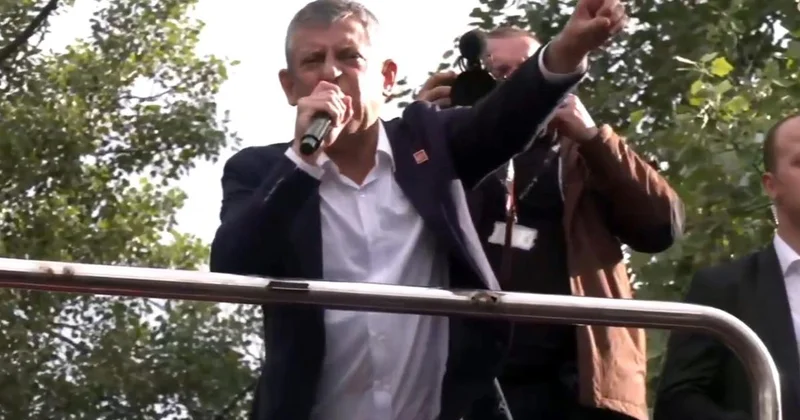Özgür Özel, TBMM önünden kalabalığa seslendi: Sıktım dişimi ama artık yeter