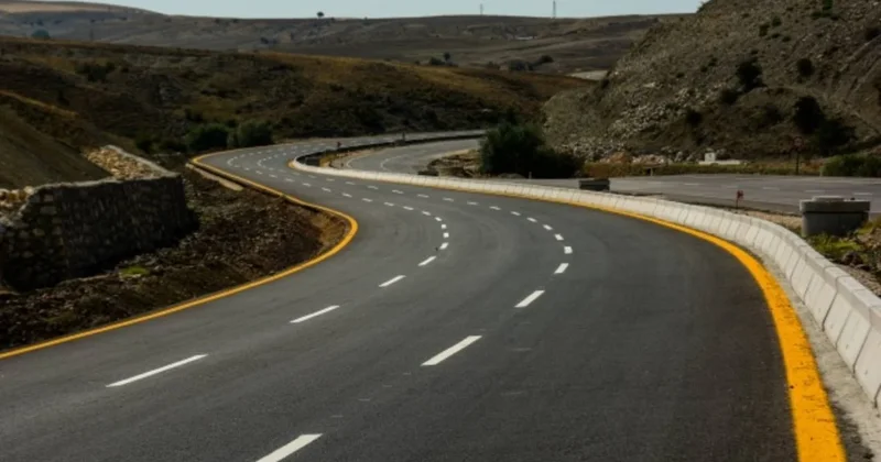 Denizlerden çıkardıkları çöplerle asfalt yol yaptılar Sözcü Gazetesi