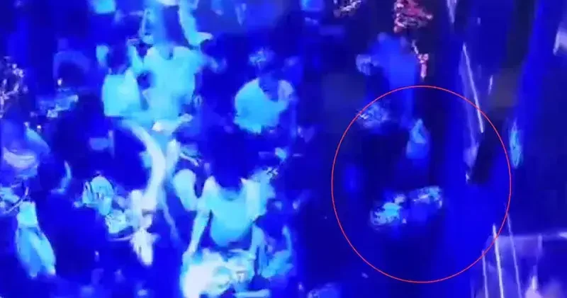 Eğlence mekanında masada duran cep telefonunu çalan şüpheli yakalandı