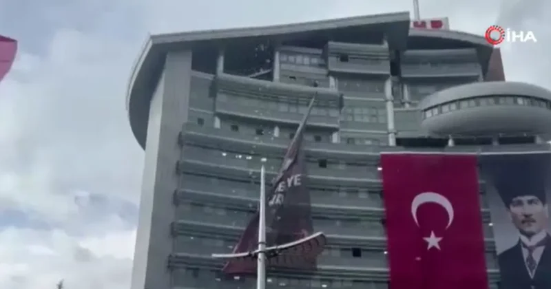 Kılıçdaroğlu destekçileri, Özgür Özel in parti binasındaki asılı afişini indirdi