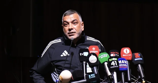 Kocaelispor da kongre sürüyor, söz delegelerde Taraftar derneği başkanı Enver Güler: Değişen bir şey yok Yürüyüş Yolu na pankart asmakla Kocaelisporlu olunmuyor Kongreye 15 dakika ara verildi Kocaeli Haberleri