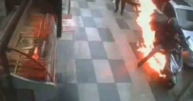 Elazığ da marşa bastığı anda motoru alev aldı: O anlar kamerada VİDEO İZLE