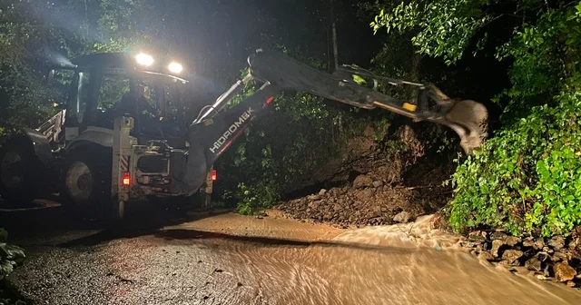 Araklı ilçesinde şiddetli yağış sonrası kapanan yollar açılıyor Trabzon Haberleri