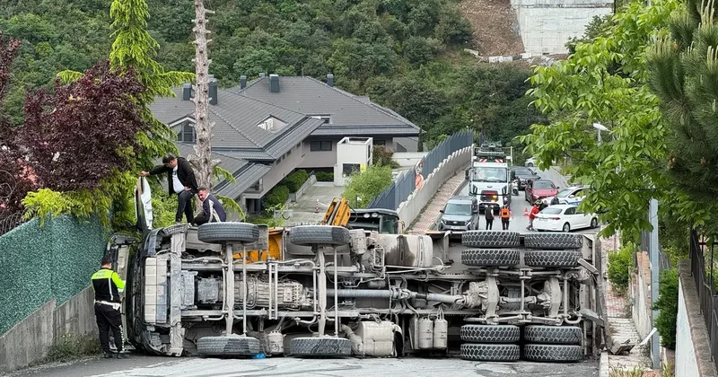 Sarıyer de hafriyat kamyonu yan yattı, sürücü yaralandı