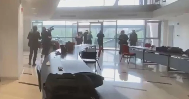 CHP Genel Merkezi nin içi savaş alanına döndü! Göz gözü görmüyor