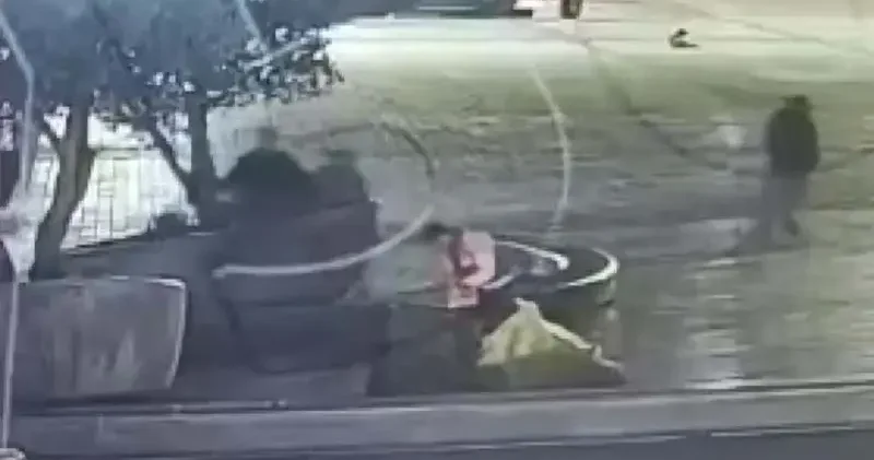 Taksim’de alkollü kişiye yardım etme bahanesiyle yaklaşıp cep telefonunu çaldı; suçüstü yakalandı