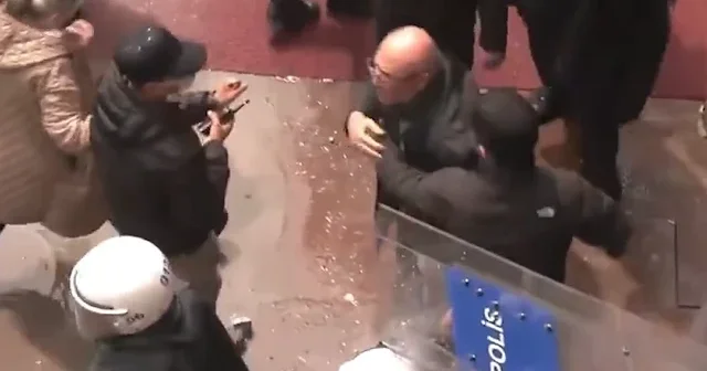 CHP li Mahmut Tanal polisin üzerine yürüyüp fiziksel müdahale etmeye çalıştı: O biber gazı çıkacak VİDEO İZLE