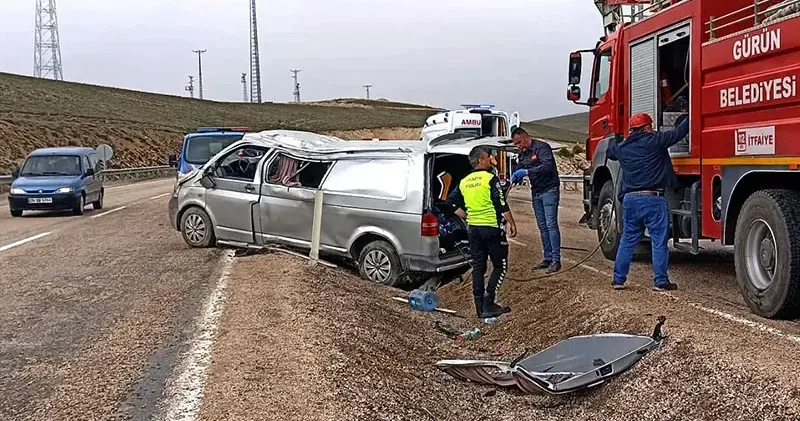 Sivas ta minibüs devrildi: 1 ölü, 8 yaralı