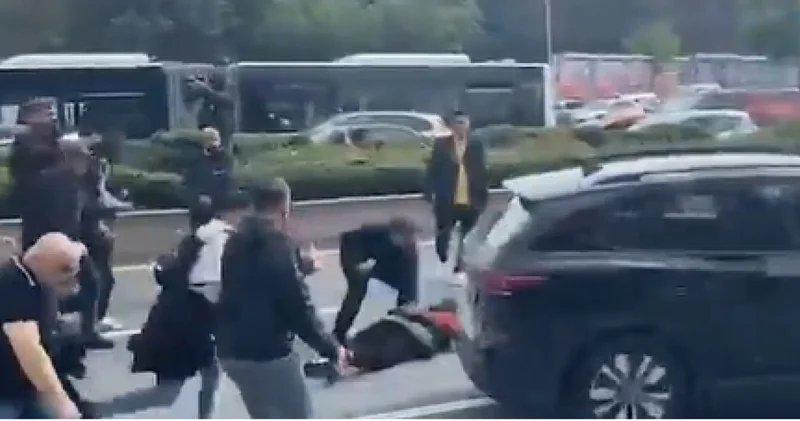 Otomobil kalabalığın arasına daldı Son dakika haberleri