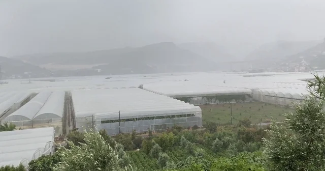 Mersin de meteorolojinin uyarısı sonrası yağış etkili oluyor Mersin Haberleri