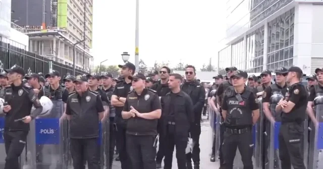 Polis ekipleri CHP Genel Merkezi nde tahliye için toplandı VİDEO İZLE