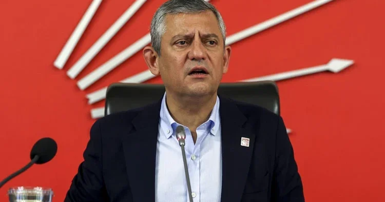 Özgür Özel, görevleri düşen CHP Parti Meclisi üyeleriyle toplantı yaptı