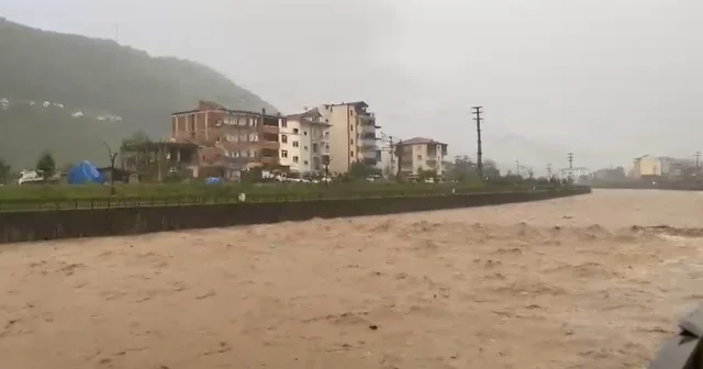 Trabzon un Araklı ilçesinde şiddetli yağış İlçenin iç kesimlerindeki bir çok mahallede yollar ulaşıma kapandı Birlik mahallesinde bir ev boşaltıldı, bir kamyonet zarar gördü, Karadere Deresi nde su seviyesi yükseldi Trabzon Haberleri