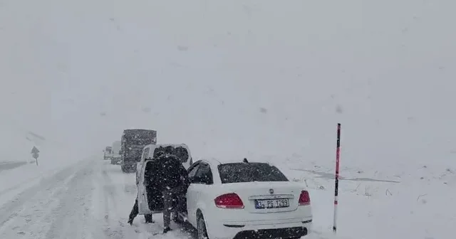 Palandöken geçidinde kar ve tipi sürücülere zor anlar yaşattı VİDEO İZLE