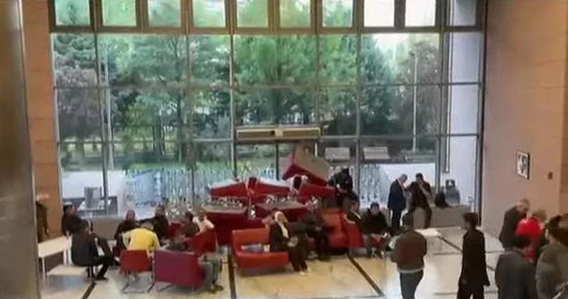 CHP Genel Merkezi nde kapının önüne koltuklar koyuldu
